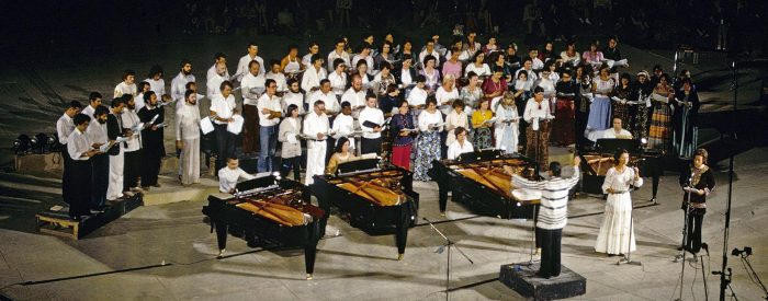 Choralies_de_Vaison-la-Romaine,_prestation_d’une_chorale_au_théâtre_antique Choralies_de_Vaison-la-Romaine,_prestation_d'une_chorale_au_théâtre_antique